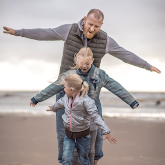 gezin-op-strand-332x332