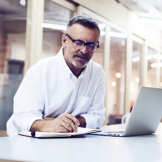 man-met-laptop-332x332