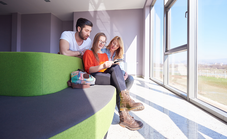 afbeelding 3 personen bekijken informatie op een tablet