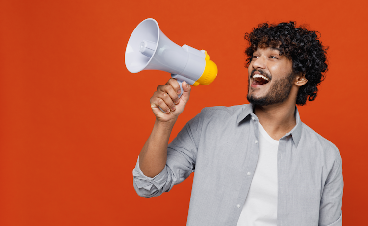 man met megafoon