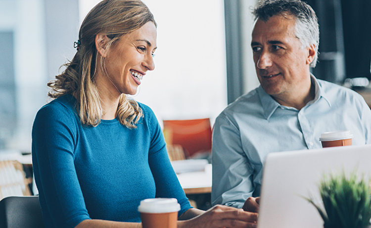illustratie vrouw en man achter laptop