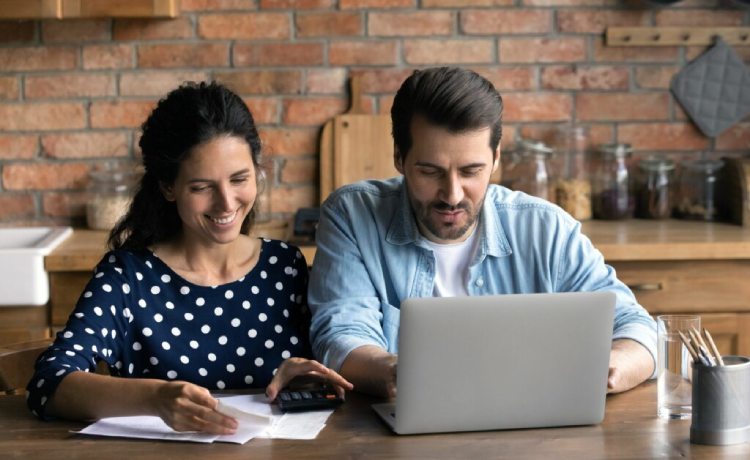 Man en vrouw met laptop
