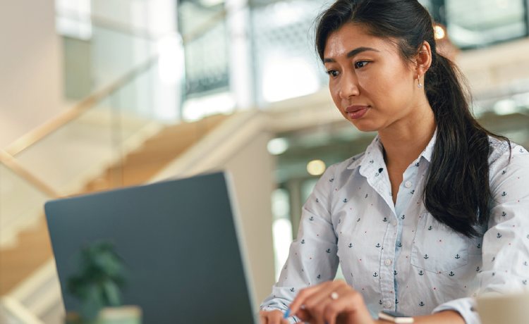 niet verhogen - vrouw met laptop