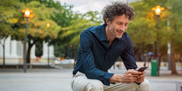 man zittend in buitenlucht