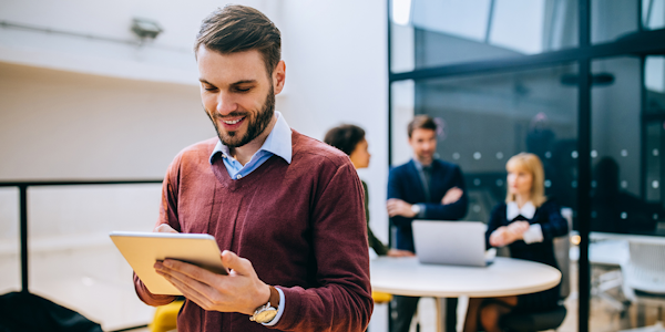 illustratie man kijkt op tablet