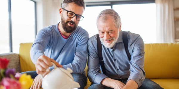Op de bank thee drinken
