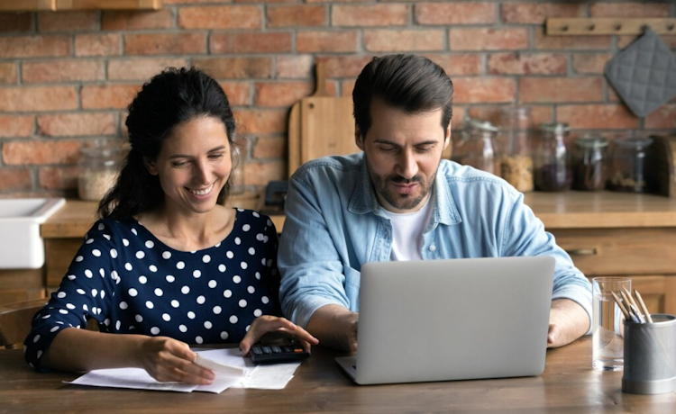 illustratie man en vrouw achter laptop