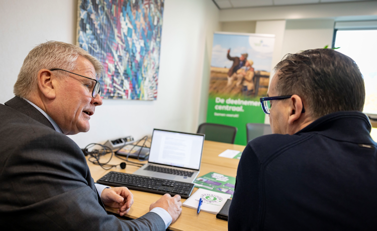 illustratie 2 mannen aan een bureau