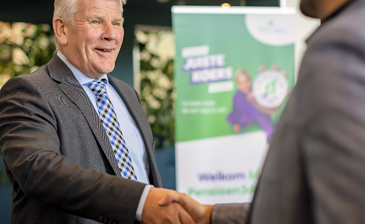 illustratie twee mannen schudden elkaar de hand