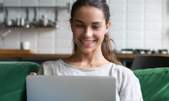 illustratie meisje achter laptop