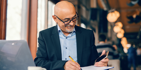 illustratie man met bril schrijft