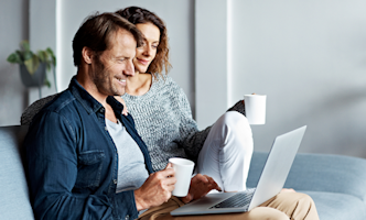 illustratie man en vrouw achter laptop