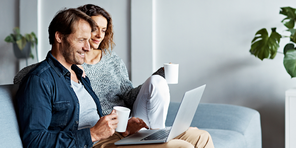 Illustratie man en vrouw op de bank achter laptop
