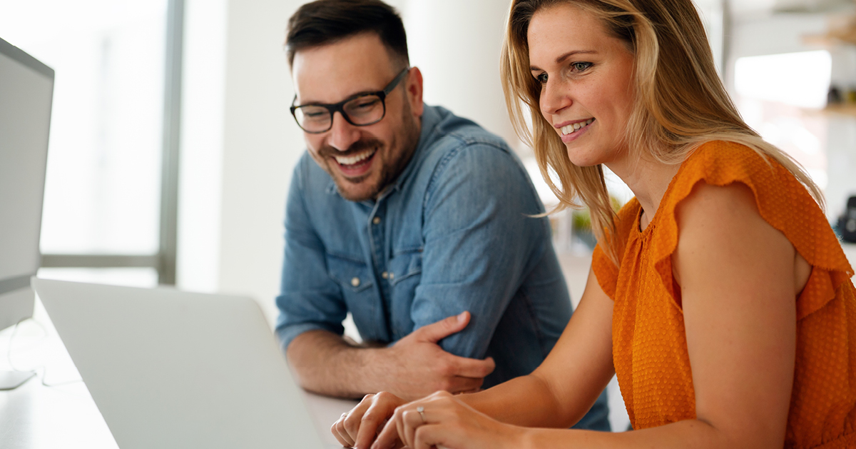 man en vrouw bij de laptop
