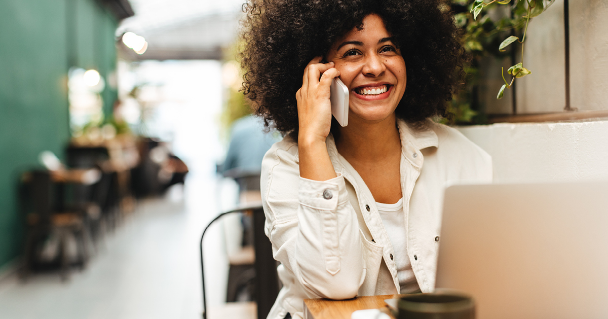 blije vrouw aan de telefoon