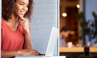 vrouw laptop in cafe