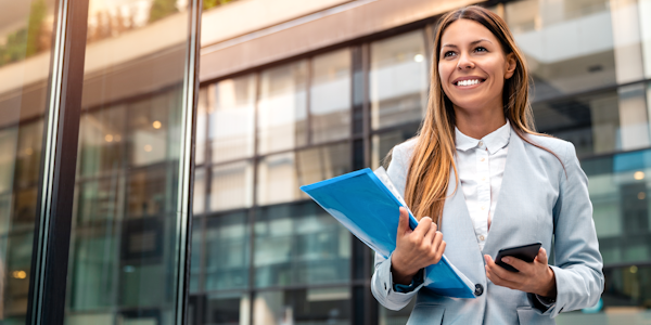 illustratie vrouw met mapje in de hand
