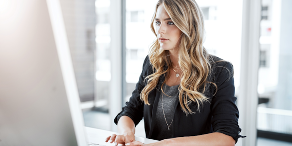 illustratie vrouw achter laptop