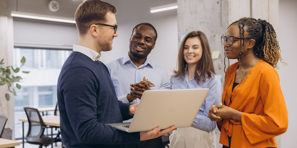 illustratie groep mensen met laptop