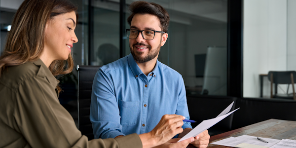 illustratie man en vrouw in gesprek