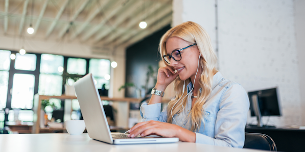 illustratie vrouw achter laptop