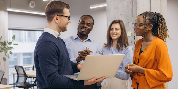 illustratie mensen staan te praten met laptop in de hand