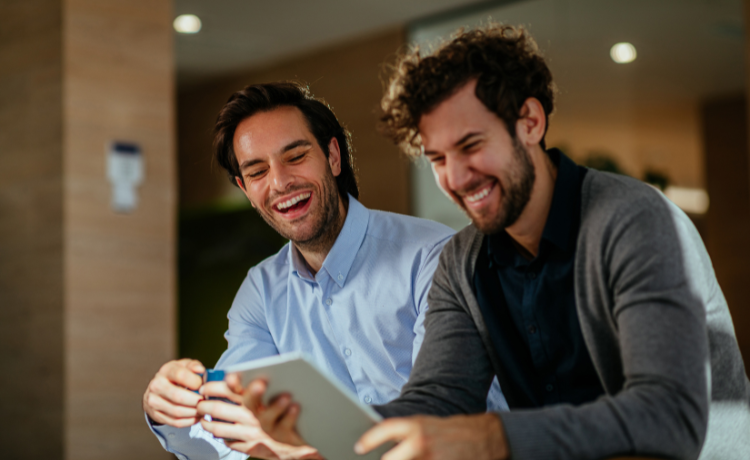 Lachende mannen met iPad
