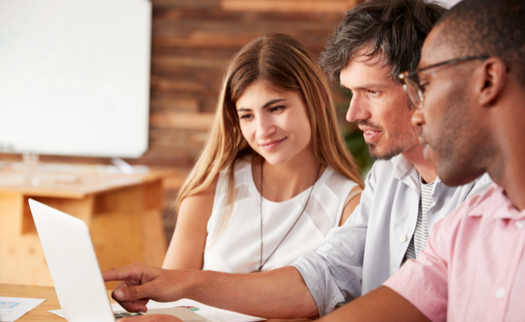 Mensen overleggen achter laptop