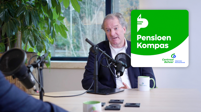 illustratie man achter microfoon