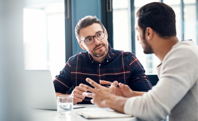 Twee mannen in gesprek