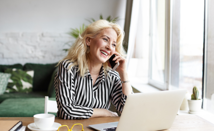 Vrouw met telefoon en laptop