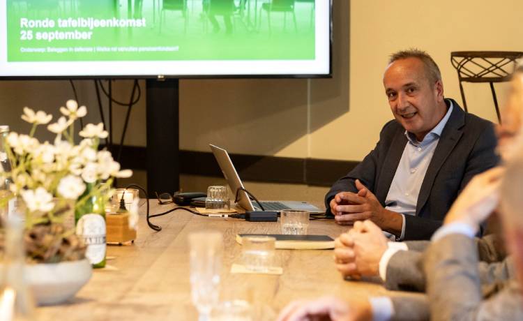 man aan vergadertafel