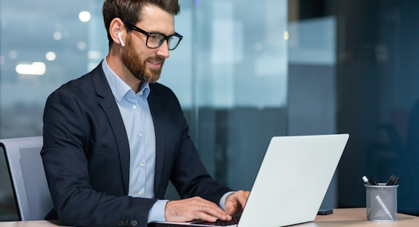 illustratie man achter laptop